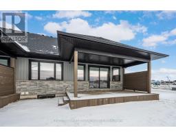 3 - 32 POSTMA CRESCENT - 32