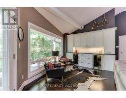 4 FRANCES CRESCENT - 12