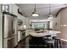 4 FRANCES CRESCENT - 16