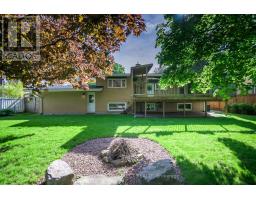 10 FARM MANOR COURT - 32