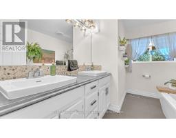4 APPLEWOOD CRESCENT - 12