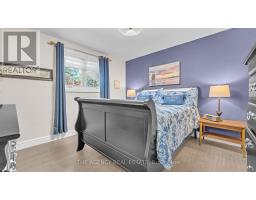 4 APPLEWOOD CRESCENT - 17