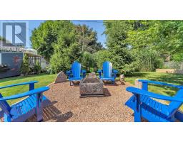 4 APPLEWOOD CRESCENT - 29