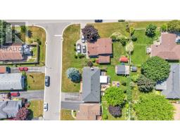 4 APPLEWOOD CRESCENT - 31