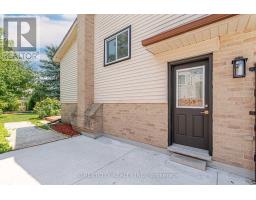 20 FAIRCHILD CRESCENT - 35