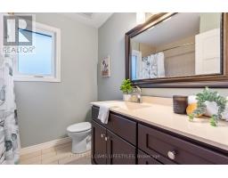 47 HUMMINGBIRD CRESCENT - 32