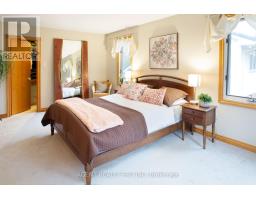 922 COUNTRY CLUB CRESCENT - 26