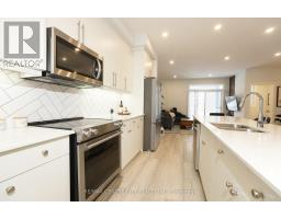 6 - 925 DEVERON CRESCENT - 3