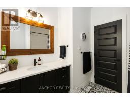 17 KEMP CRESCENT - 32