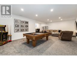 17 KEMP CRESCENT - 34