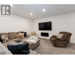 17 KEMP CRESCENT - 35