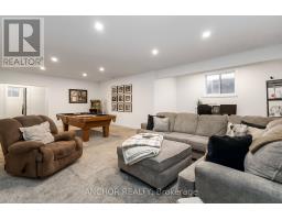 17 KEMP CRESCENT - 36