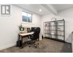 17 KEMP CRESCENT - 40