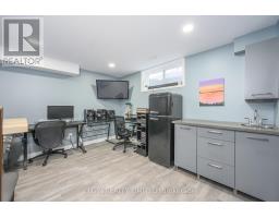 10 KINGFISHER COURT - 40