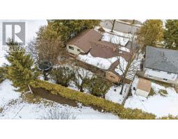 62 DEVERON CRESCENT - 40