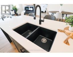 10 - 32 POSTMA CRESCENT - 18