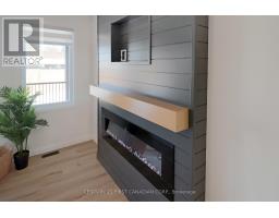 10 - 32 POSTMA CRESCENT - 22