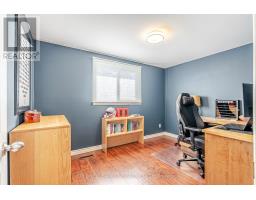 18 STIRLING CRESCENT - 20