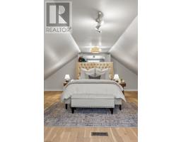 22 BRISCOE STREET E - 23