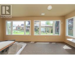 32 APPLEWOOD CRESCENT - 11