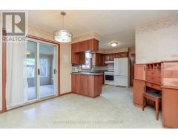 32 APPLEWOOD CRESCENT - 24
