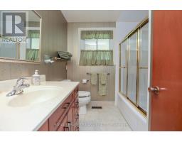 32 APPLEWOOD CRESCENT - 30