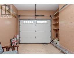 32 APPLEWOOD CRESCENT - 39