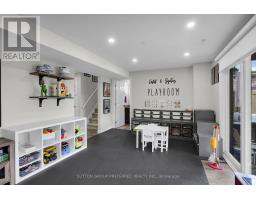 22 JACKLIN COURT - 32