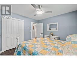 21 YORK CRESCENT - 24