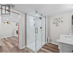 21 YORK CRESCENT - 32