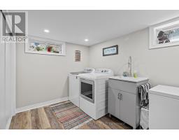 21 YORK CRESCENT - 34