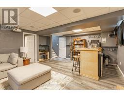 2 SURREY CRESCENT - 17