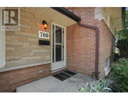 700 GLENGYLE CRESCENT - 3