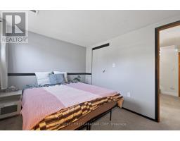 7 UPCOTT CRESCENT - 32