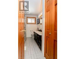 48 LYNN CRESCENT - 25