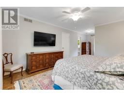 41 HAMPTON CRESCENT - 27