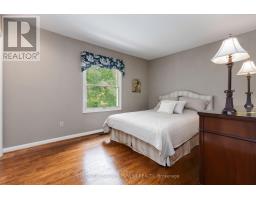 41 HAMPTON CRESCENT - 32