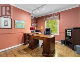 41 HAMPTON CRESCENT - 33