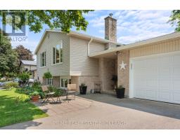 41 FARNHAM CRESCENT - 3