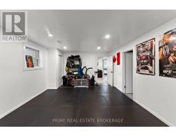 41 FARNHAM CRESCENT - 36