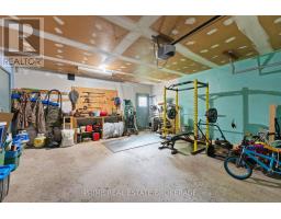 41 FARNHAM CRESCENT - 40