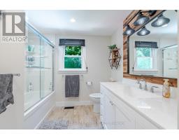 68 HAMPTON CRESCENT - 32
