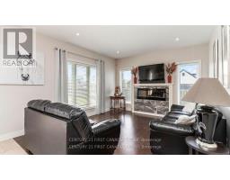 102 CAVERHILL CRESCENT - 6