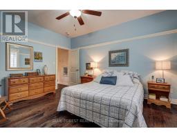 81 - 9 DAUSETT DRIVE - 21