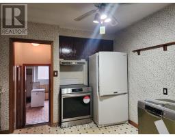 10 VINEDEN DRIVE - 12