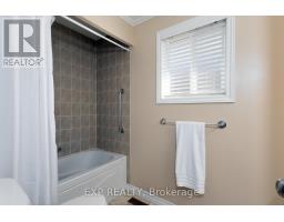 32 SCOURFIELD DRIVE - 18