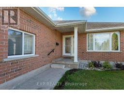 32 SCOURFIELD DRIVE - 32