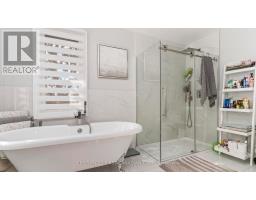 35 HUMMINGBIRD CRESCENT - 32