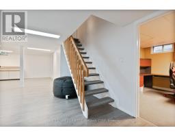 90 MERIDENE CRESCENT W - 34