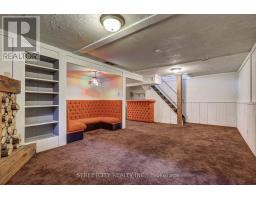 23 DYER CRESCENT - 38